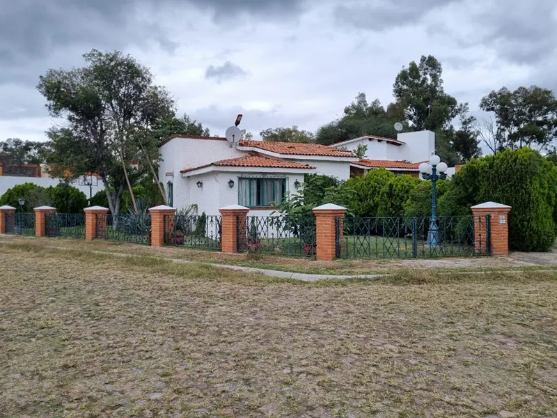 CASA EN VENTA/RENTA EN FRACCIONAMIENTO CLUB DE GOLF EN TEQUISQUIAPAN QRO,