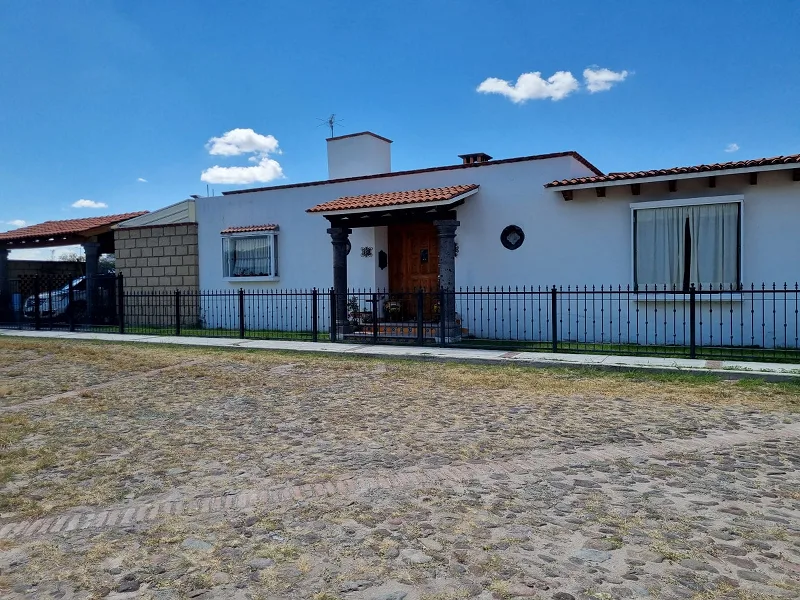 CASA EN VENTA EN FRACCIONAMIENTO CLUB DE GOLF EN TEQUISQUIAPAN QRO.